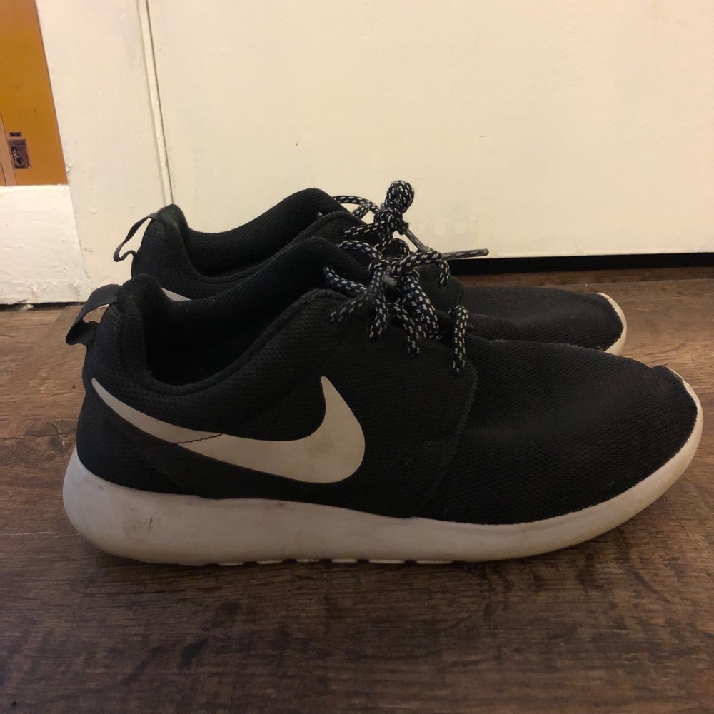 Women’s black Nike roshes